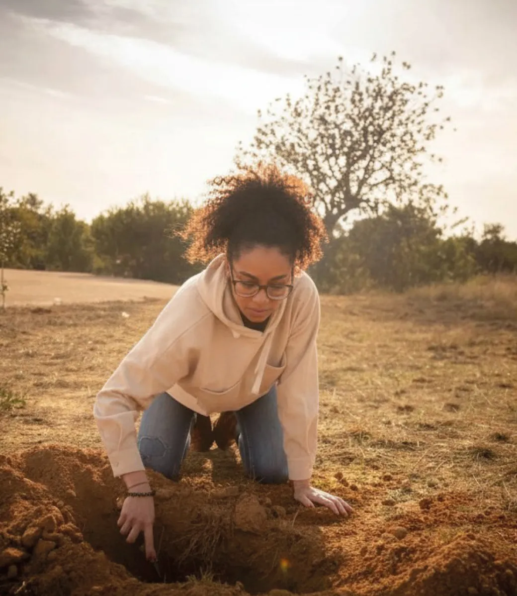 Voluntaria corporativa plantando un árbol en Parque Felisa