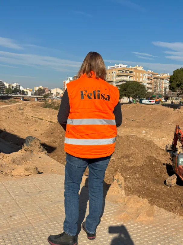 Voluntaria de Fundación Felisa observando una zona en obras de recuperación tras la DANA