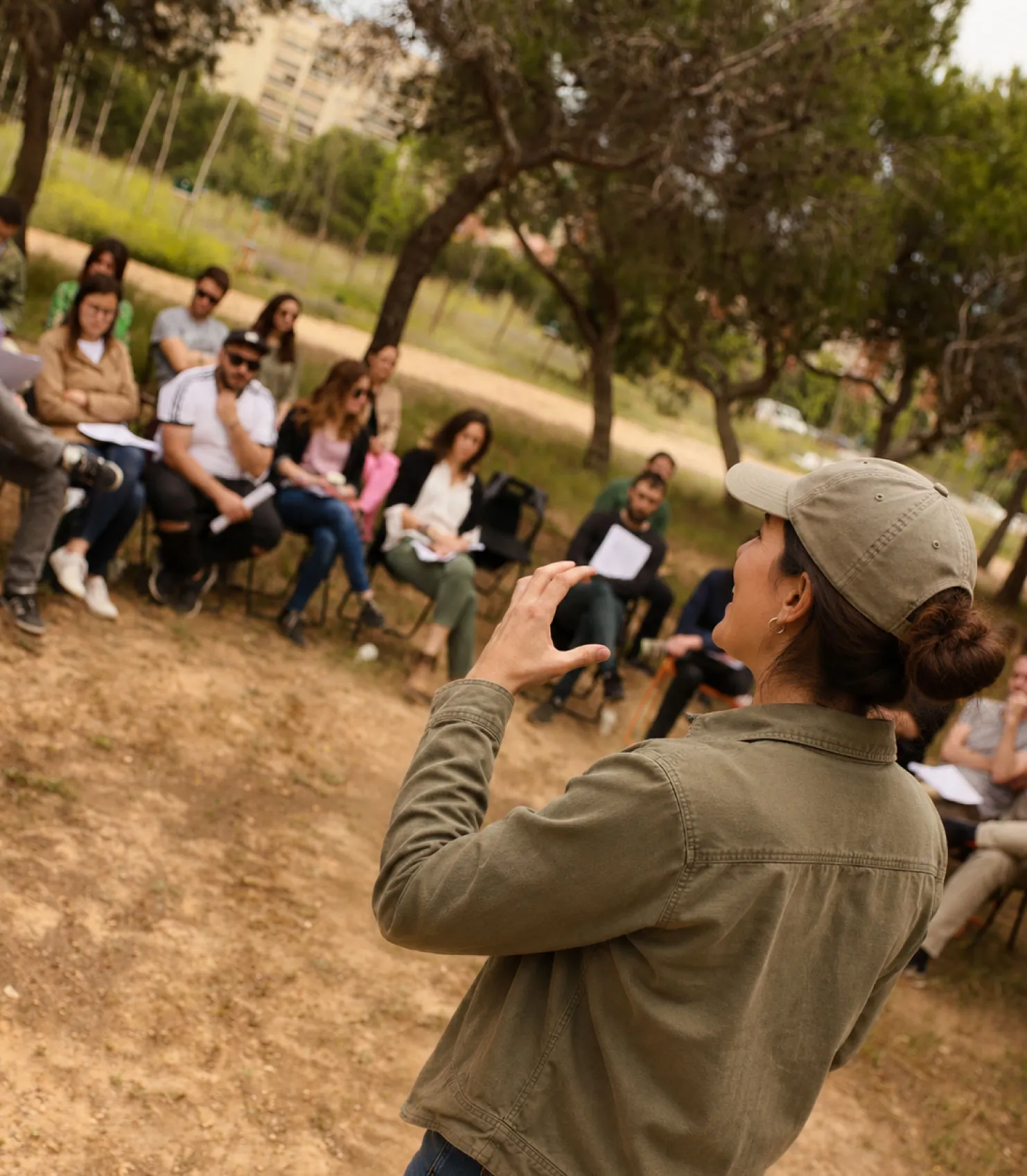 Grupo de voluntariado corporativo reunido al aire libre en una sesión de mentoría